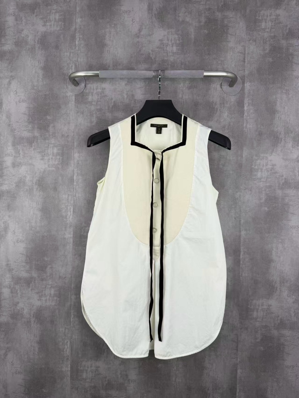 🚩steal Louis Vuitton White and Black Sleeveless Blouse Top